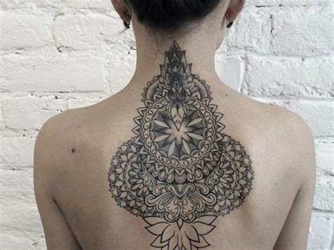 tatuajes de mujer en la espalda|Los 50 tatuajes en la espalda más hermosos y delicados para。